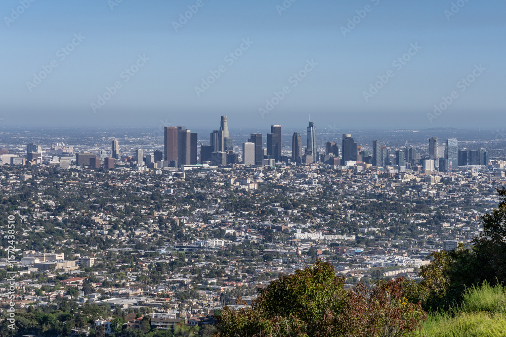Obraz premium Downtown Los Angeles. Mount Hollywood Trail, Griffith Park, Los Angeles, California. Santa Monica Mountains