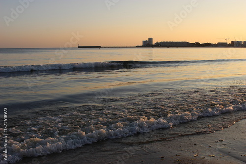 Les Sables-d'Olonne : les jetées et la Chaume au soleil couchant (depuis la Grande Plage)