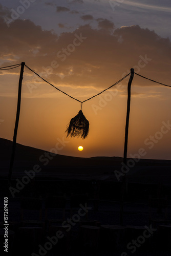 hermoso atardecer en el desierto de Agafay, Marrakech