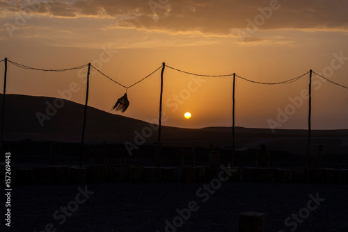 hermoso atardecer en el desierto de Agafay, Marrakech