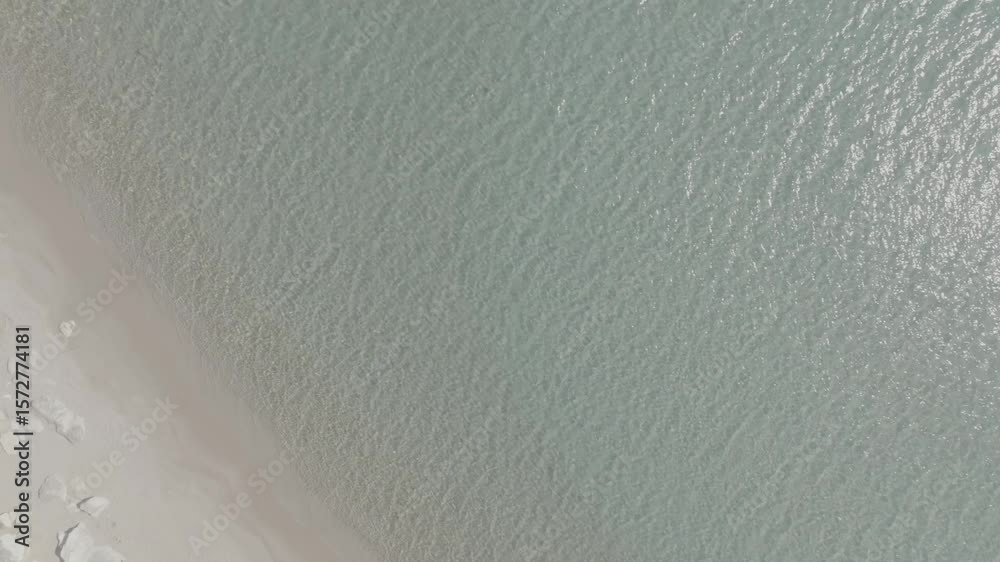 Plage déserte et eau turquoise.
