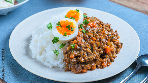 半熟卵を添えたキーマカレー