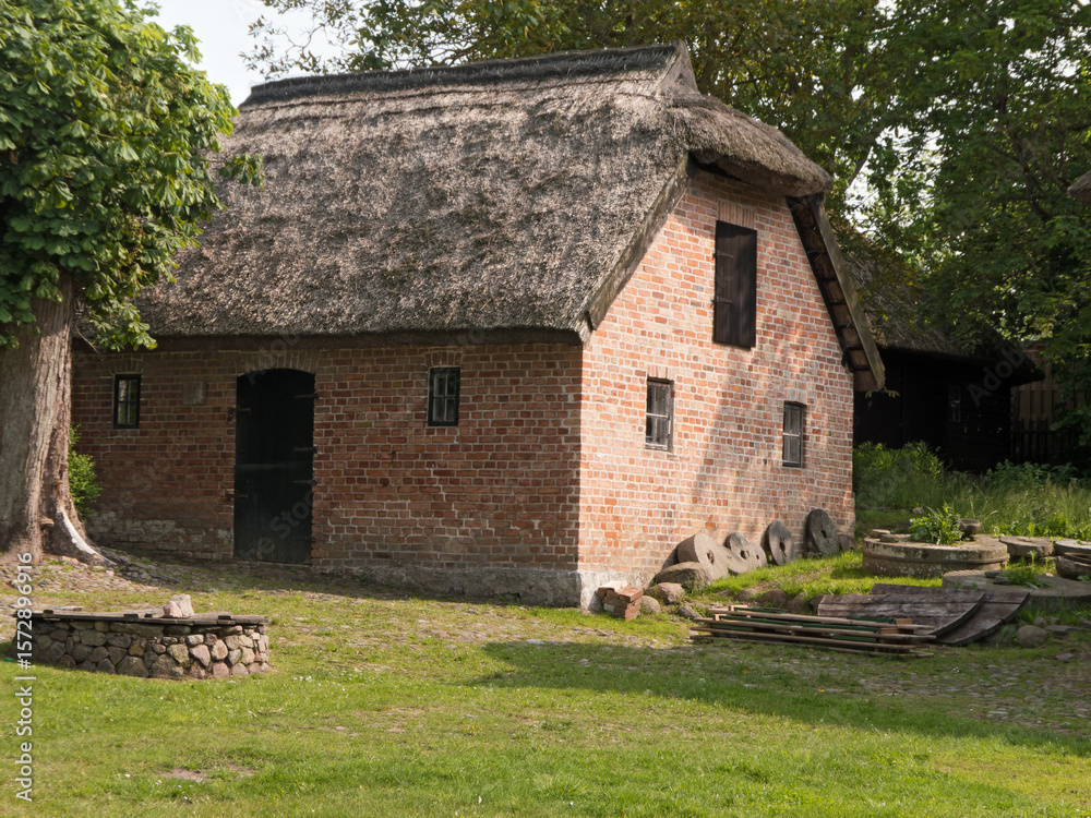 Fototapeta premium historisches Mühlengebäude mit Reetdach auf der Insel Rügen
