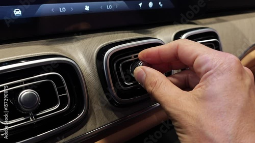 Adjusting the direction of air flow in the car