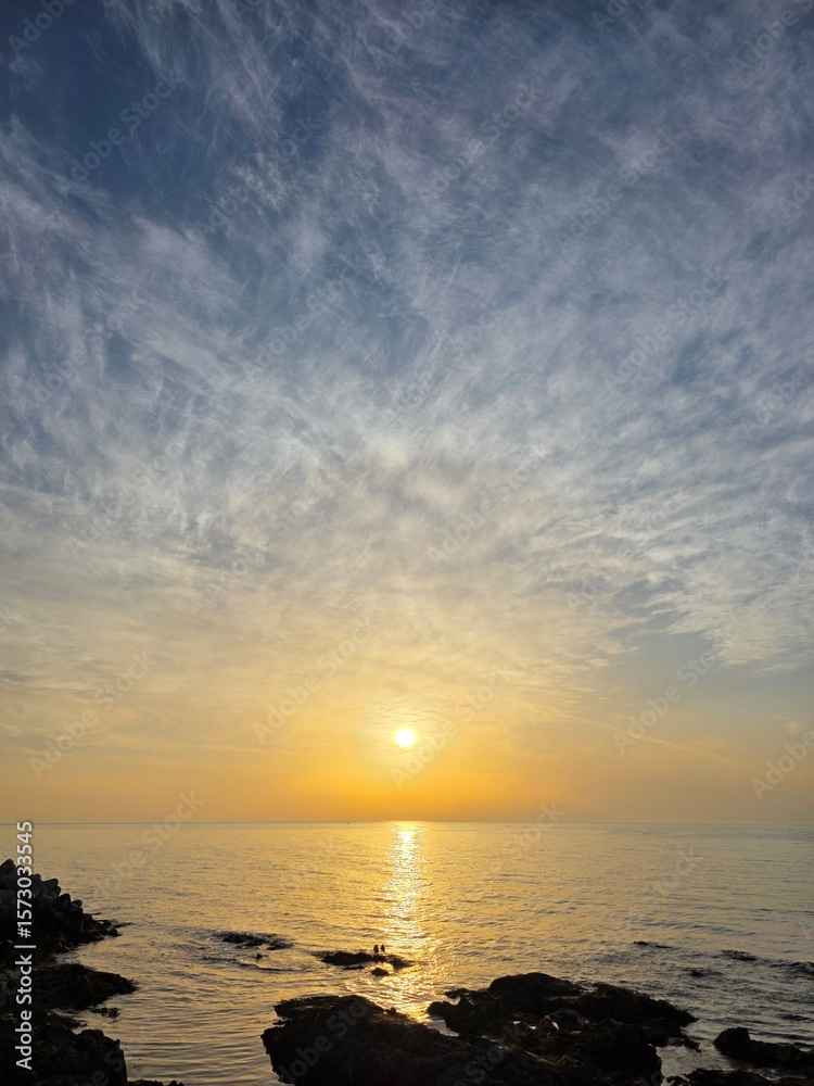 Fototapeta premium Early dawn, horizon sunrise, beautiful natural sunrise dawn seascape background, Yeongdeok, South Korea - 이른 새벽, 수평선 해돋이, 아름다운 자연 일출 새벽 바다 풍경 배경, 영덕, 한국
