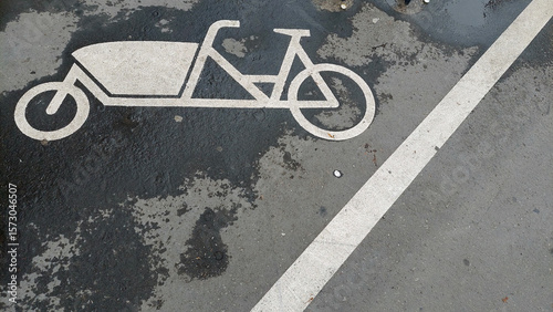 Parkplatz für Lastenfahrrad mit Piktogramm auf Asphalt