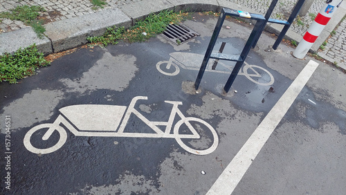 Parkplatz für Lastenfahrrad mit Piktogramm auf Asphalt