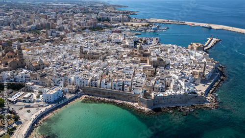 Canvastavla Luftaufnahme der Altstadt von Monopoli an der Adriaküste in Apulien