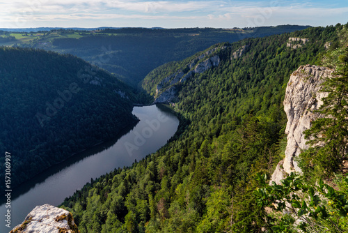 Der Doubs bei Les Planchettes im neuenburger Jura der Schweiz. Auch zu sehen sind Les Roches-de-Moron