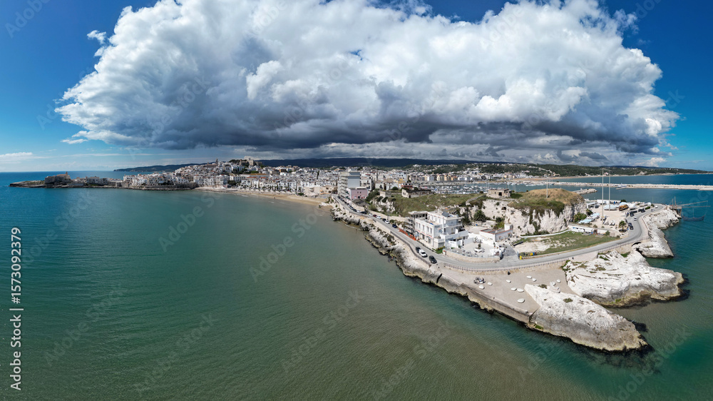 Naklejka premium Luftaufnahme der Halbinsel und Altstadt von Vieste mit dramatischer Wolkenformation