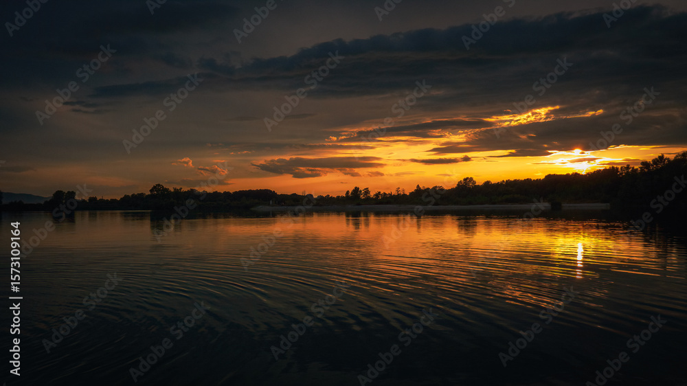Naklejka premium sunset over lake 