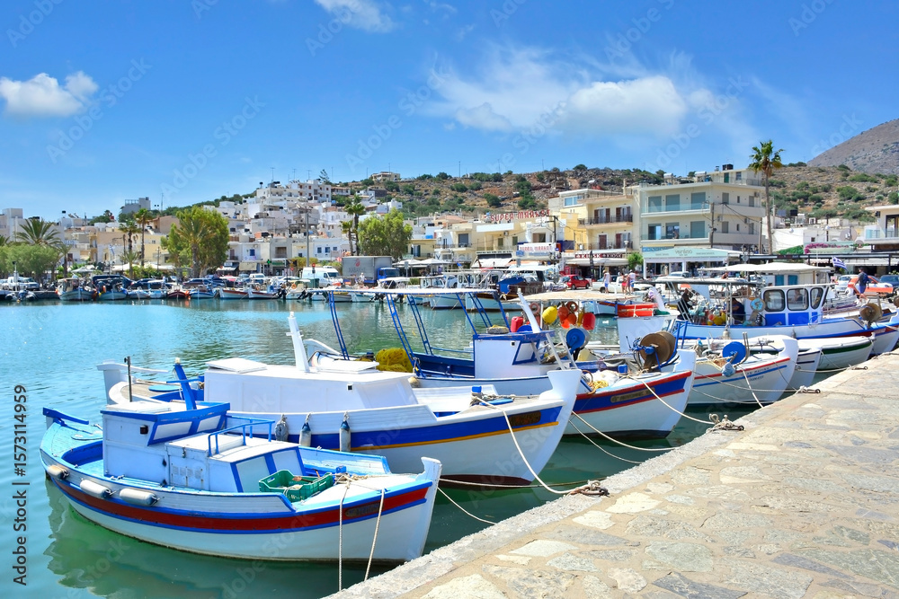 Obraz premium Fishing boats in marina. Elounda is a small fishing town on the northern coast of the island of Crete.
