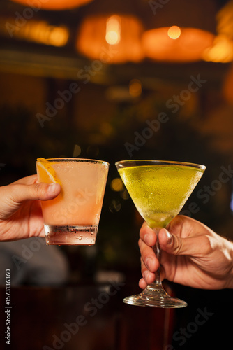Dos manos con cocteles brindando