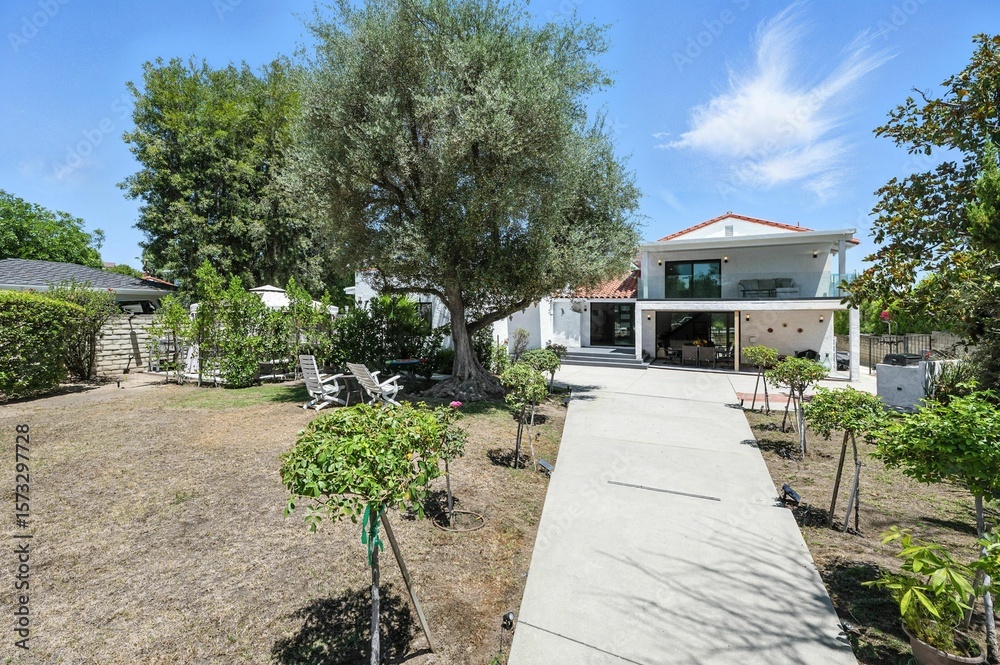 Fototapeta premium Private Ranch-Style Home with Pool, Mature Landscaping, and Modern Light Interiors