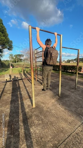 homem treina calistenia no parque 