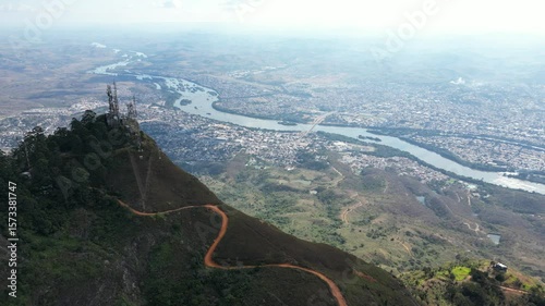 Vista aérea do Pico da Ibituruna e ao fundo vista panorâmica da cidade de Governador Valadares