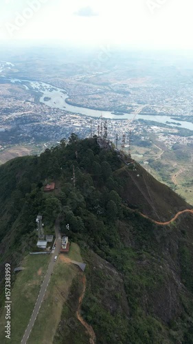 Vista aérea do Pico da Ibituruna e ao fundo vista panorâmica da cidade de Governador Valadares