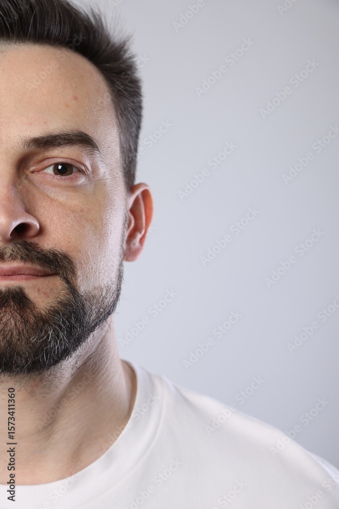 Obraz premium Handsome man on grey background, closeup view