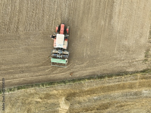 Siew rzepaku ciągnikiem z agregatem siewnym, uprawa pola i siew nasion, siew zboża siewnikiem i broną aktywną.