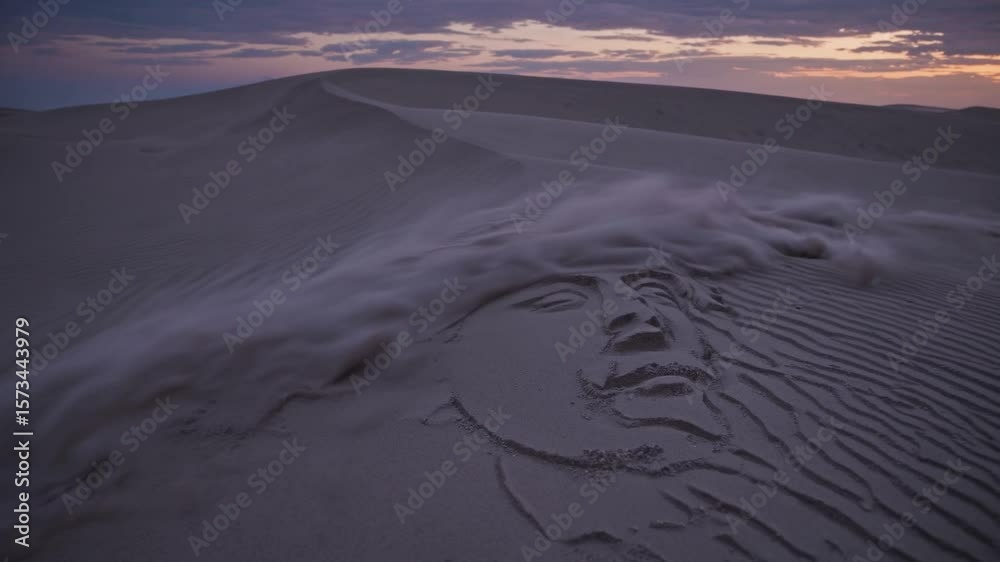 Visage sculpté par le vent dans une dune de sable