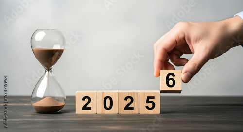 alat kuno jam pasir dan balok kayu bermakna waktu menjelang pergantian tahun 2025 ke 2026.  