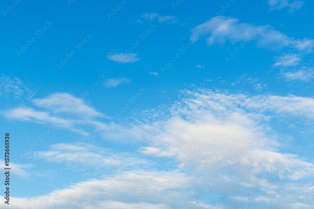 Obraz premium 夏の空 朝日で輝く雲と青空10