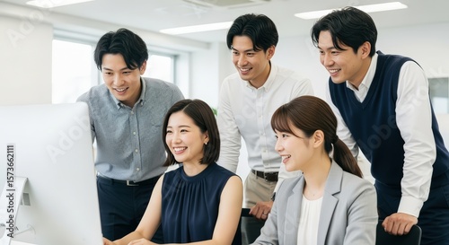 パソコン画面に集まる陽気なビジネスチーム