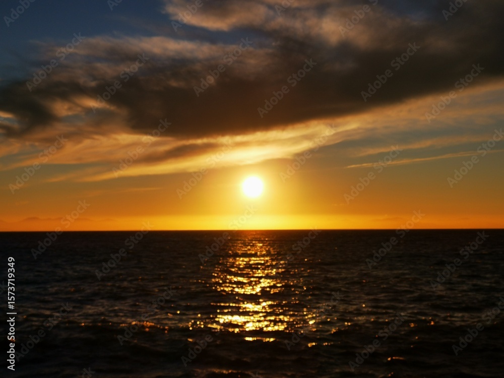Obraz premium Golden Sunset Over Ocean Horizon