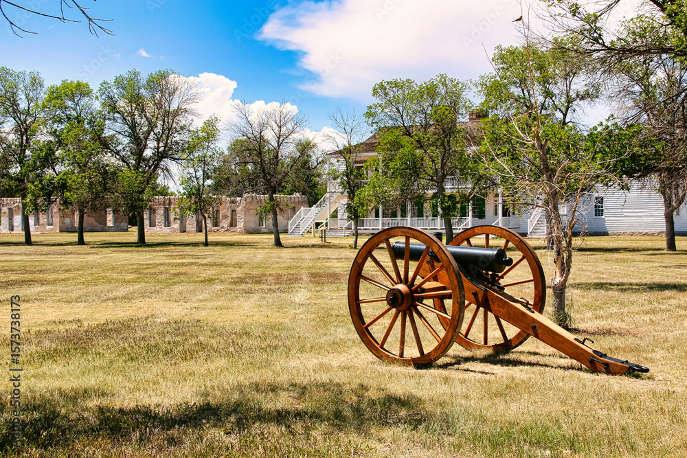 Ταπετσαρία Cannon on the Parade Grounds with Old Bedlam in the Distance, Fort Laramie National Historic Site in Southeastern Wyoming