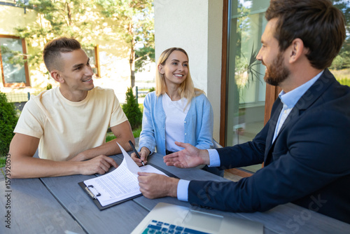 Obraz na plátně Real estate agent discussing deal details with the clients