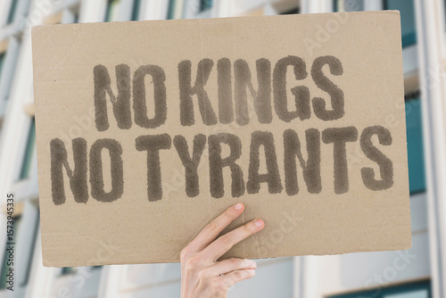Carta da parati "No Kings, No Tyrants" anti-authoritarian stance and demanding freedom from oppressive rule