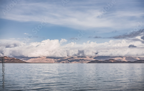 Fotografie Panorama landscape of Lake Karakul in the Pamir mountains in the Tien Shan again