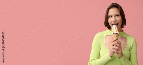 Beautiful happy woman eatin...