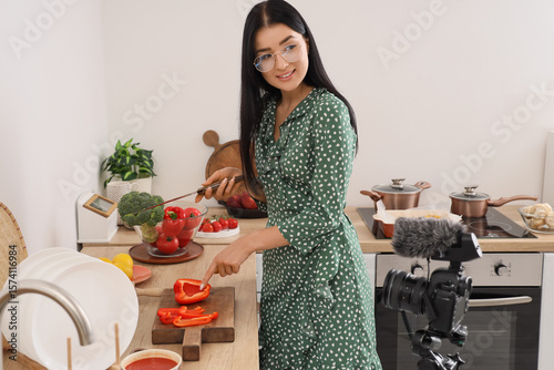 Young woman cutting bell pe...