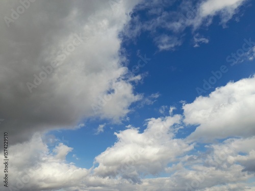 Foto photo of a partly cloudy sky