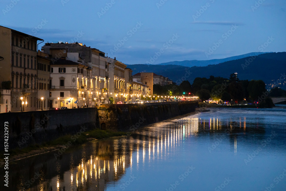 Obraz premium City lights reflecting on the Arno River at dusk in Florence, Italy