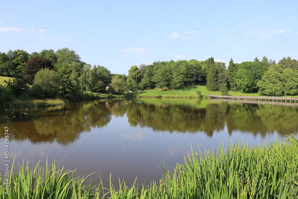 Fototapeta premium Le lac d'Arfeuille ou plan d'eau d'Arfeuille sur la rivière la Loue, village de Saint Yrieix la Perche, département de la Haute Vienne, France