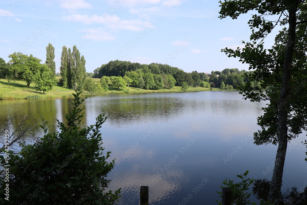 Obraz premium Le lac d'Arfeuille ou plan d'eau d'Arfeuille sur la rivière la Loue, village de Saint Yrieix la Perche, département de la Haute Vienne, France
