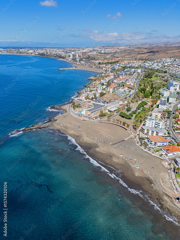 Fototapeta premium Maspalomas, Gran Canaria, Canary Islands, Spain. 07.08.2025. Aerial image of Playa Del Ingles and Playa De San Augustin coastline at Maspalomas. 8th July 2025.