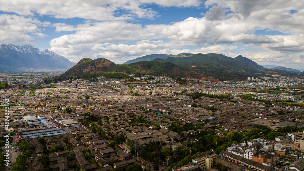 Obraz premium Aerial Dayan, the Old Town of Lijiang, in Yunnan, China, traditional Chinese architecture UNESCO world heritage