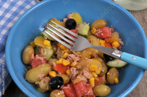 Salade composée faite maison servie dans une assiette avec une fourchette vue de dessus en gros plan