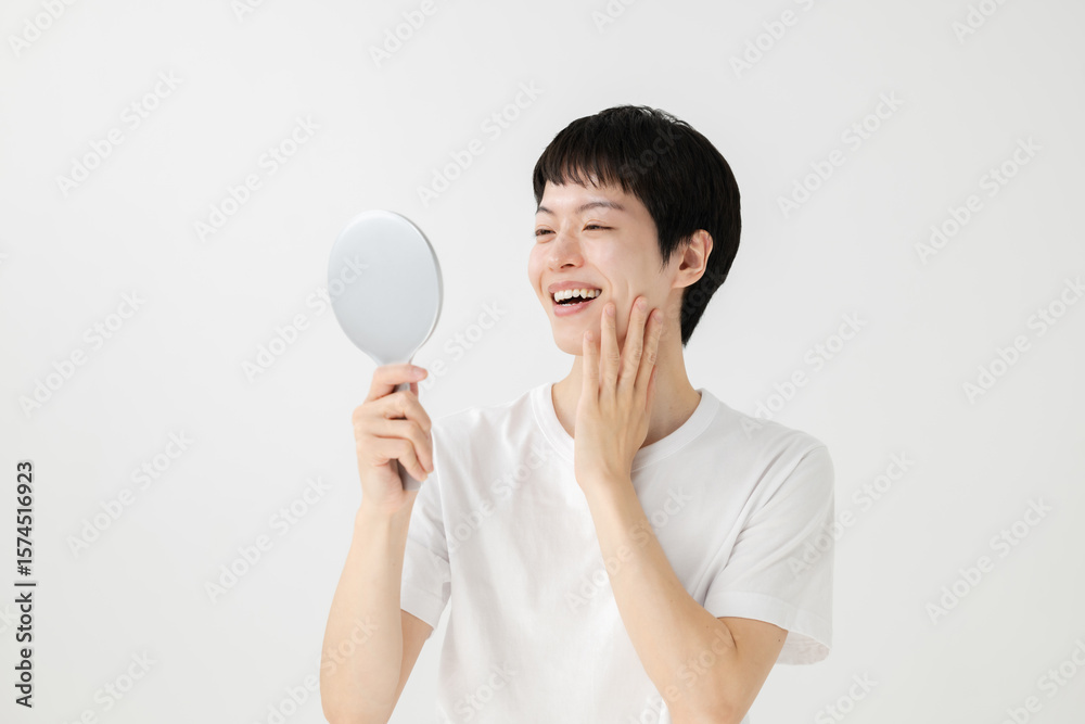 鏡を見て微笑む男性 鏡を見て微笑む男性