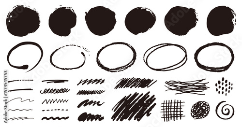 手描きの丸、線、図形のセット。落書き風の装飾。クレヨン、チョーク、筆のようなテクスチャー。