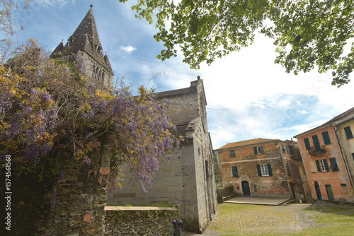 The beautiful medieval basilica of San Salvatore dei Fieschi from 1244 is a place of Catholic worship located in the picturesque village of San Salvatore in Piazza Innocenzo IV. 