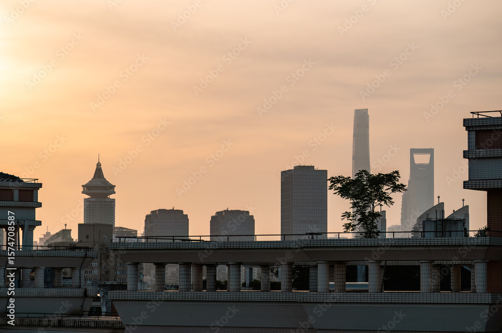 Fototapeta premium Silhouette of Shanghai skyscrapers at dusk