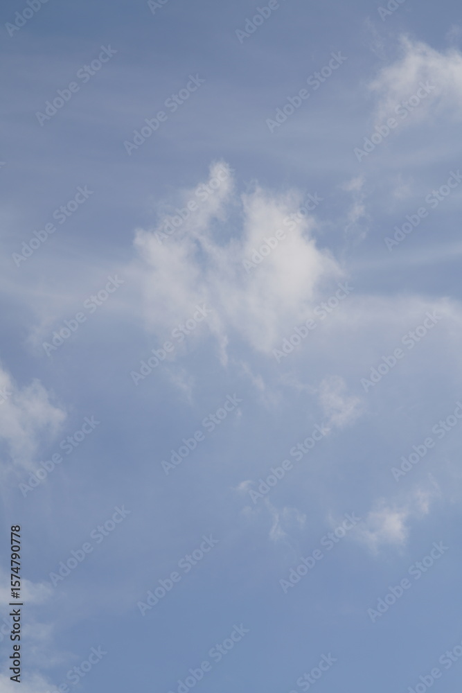 Fototapeta premium Luftig wolkiger Himmel bei schönem Wetter