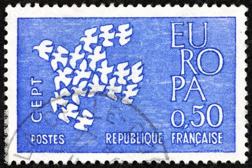 Postage stamp France 1961 19 doves flying as one