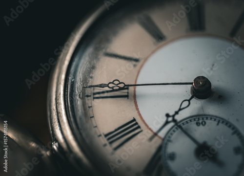 Nahaufnahme einer alten Taschenuhr