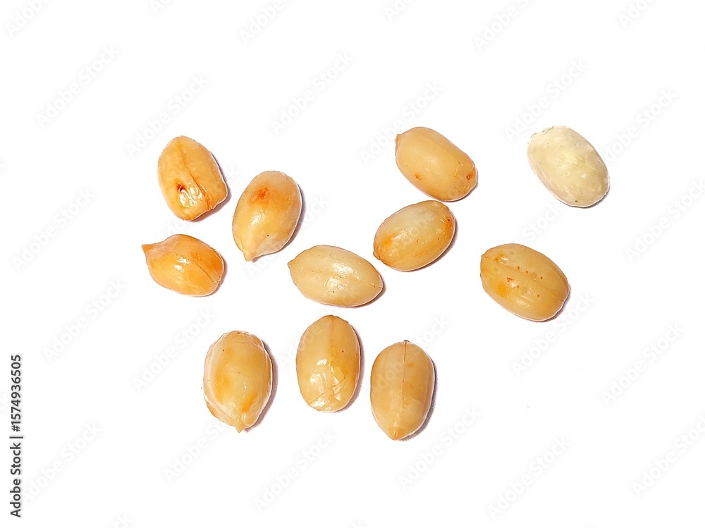 Obraz premium Peeled dry peanuts isolated on white background with clipping path. Group of peanuts. Fresh peanuts.