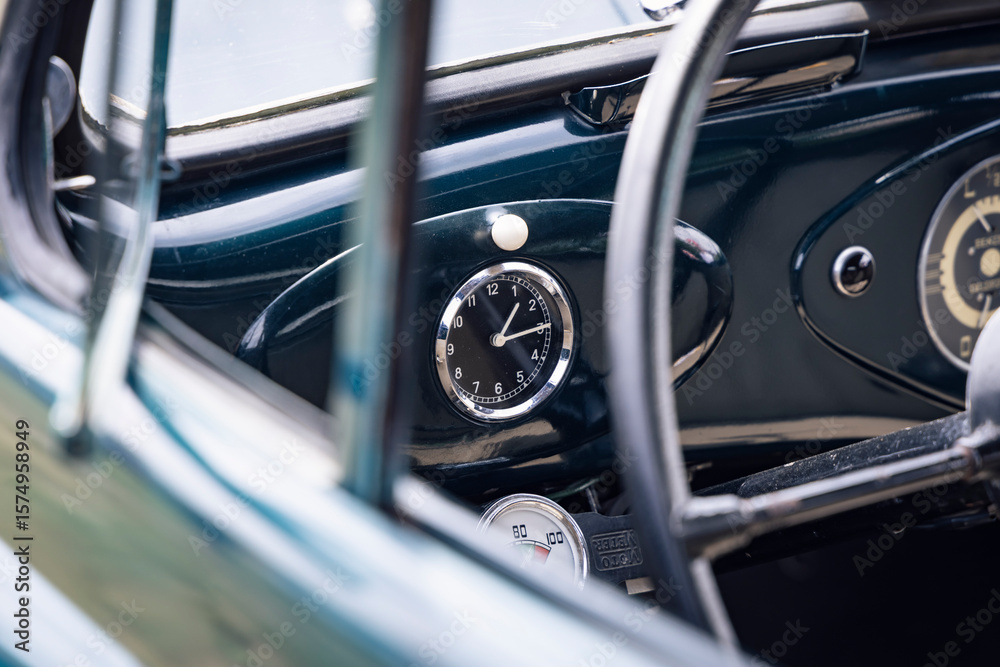 Obraz premium Armaturenbrett eines Oldtimers